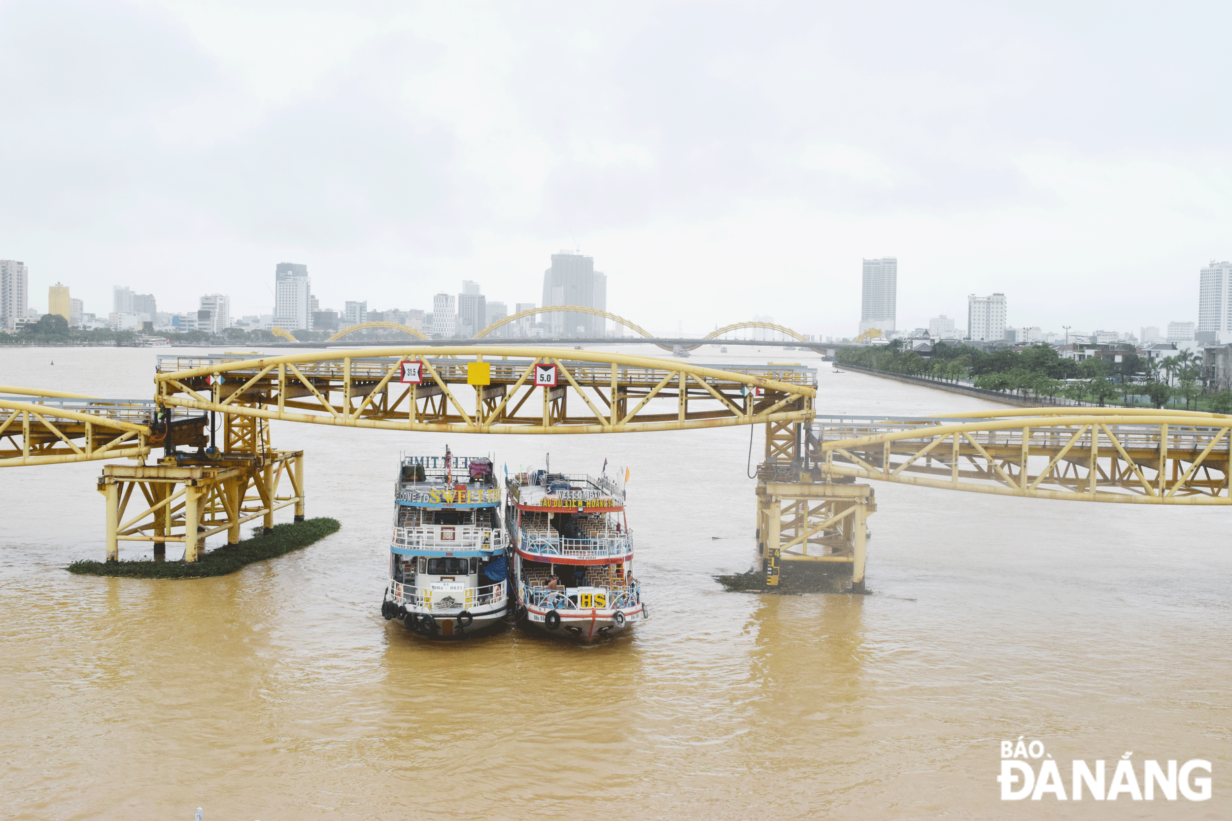 Du khách sẽ có cơ hội chiêm ngưỡng nhịp giữa của cầu Nguyễn Văn Trỗi nâng lên để tàu thuyền đi qua. Ảnh: HOÀNG HIỆP