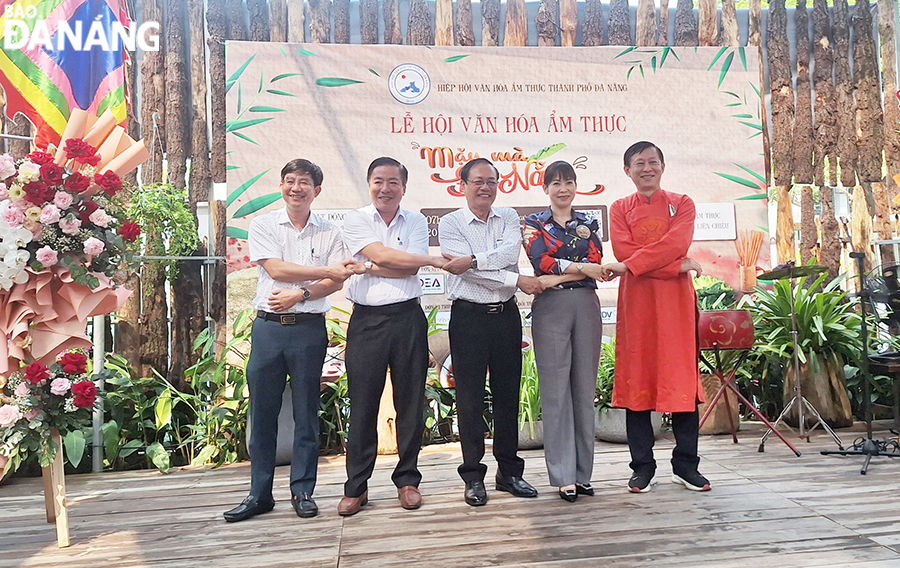Đại diện Sở Du lịch Trương Thị Hồng Hạnh (thứ hai, phải sang) cùng các đơn vị liên quan nắm tay, hứa hẹn phát triển ẩm thực trở thành sản phẩm du lịch. Ảnh: THU HÀ