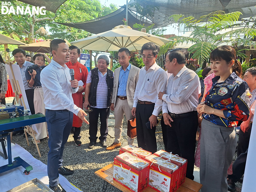 Phó Chủ tịch UBND thành phố Trần Chí Cường tham quan gian hàng Khô mè tại sự kiện. Ảnh: THU HÀ
