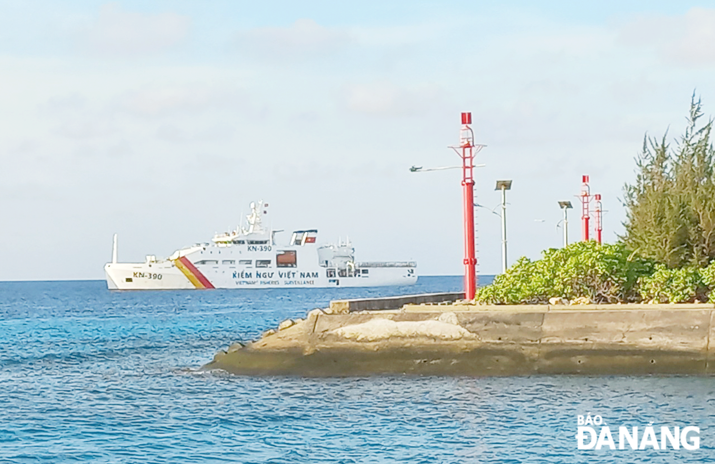 Tàu KN 390 khởi hành từ Quân cảng Vùng 3 Hải quân đưa đoàn công tác số 5-2024 neo đậu bên ngoài đảo Song Tử Tây, quần đảo Trường Sa.  Ảnh: TRIỆU TÙNG