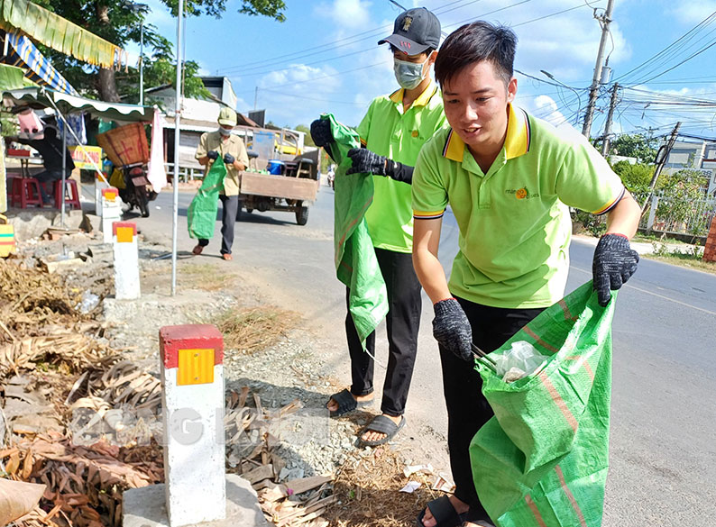 Nhân viên Mango Home tham gia thu gom rác