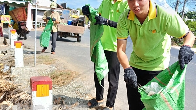 Bến Tre: Thu gom rác thải bảo vệ môi trường