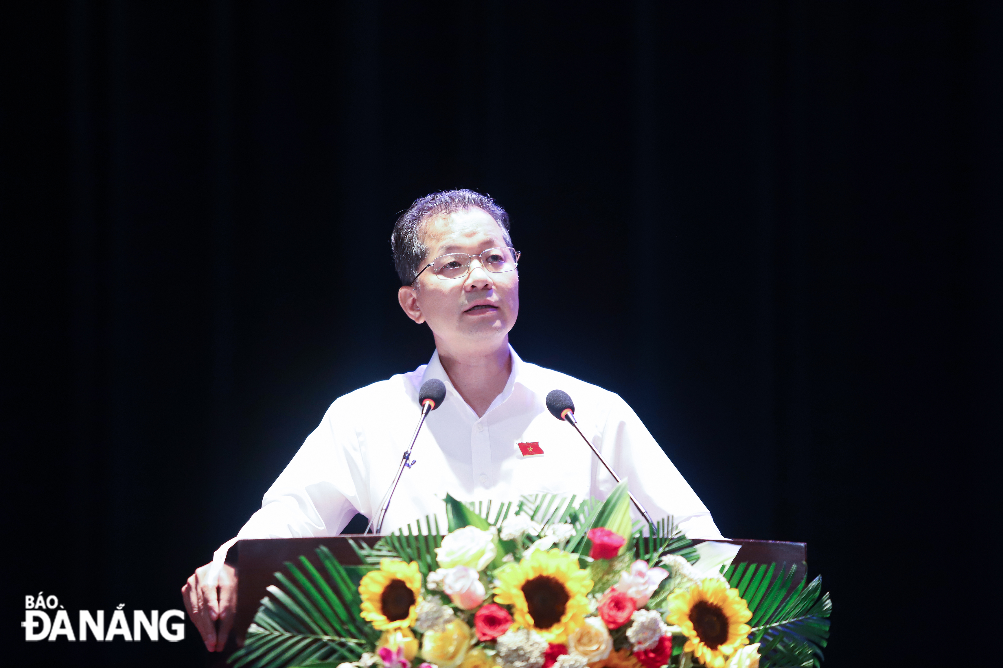 Bí thư Thành ủy Nguyễn Văn Quảng phát biểu tiếp thu ý kiến tại buổi tiếp xúc cử tri. Ảnh: NGỌC PHÚ