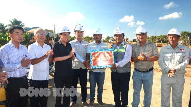 Bến Tre: Chủ tịch UBND tỉnh Trần Ngọc Tam thăm công nhân cầu Rạch Miễu 2
