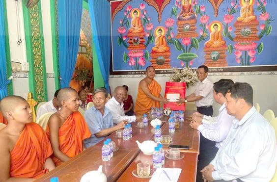 Lãnh đạo thành phố chúc mừng Tết cổ truyền Chôl Chnăm Thmây của đồng bào dân tộc Khmer Lãnh đạo thành phố chúc mừng Tết cổ truyền Chôl Chnăm Thmây của đồng bào dân tộc Khmer