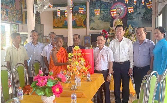 Lãnh đạo thành phố chúc mừng Tết cổ truyền Chôl Chnăm Thmây của đồng bào dân tộc Khmer Lãnh đạo thành phố chúc mừng Tết cổ truyền Chôl Chnăm Thmây của đồng bào dân tộc Khmer