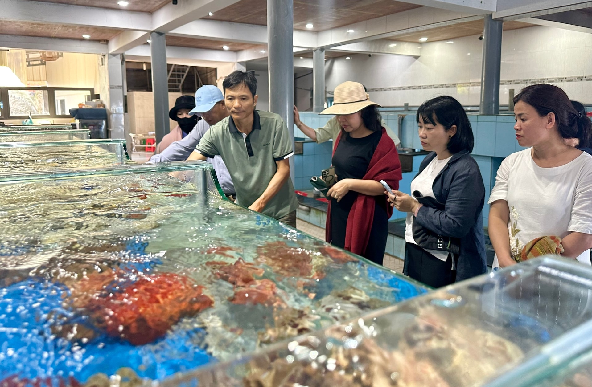 Lâm Đồng: Khách du lịch “mê” hải sản Phú Quý