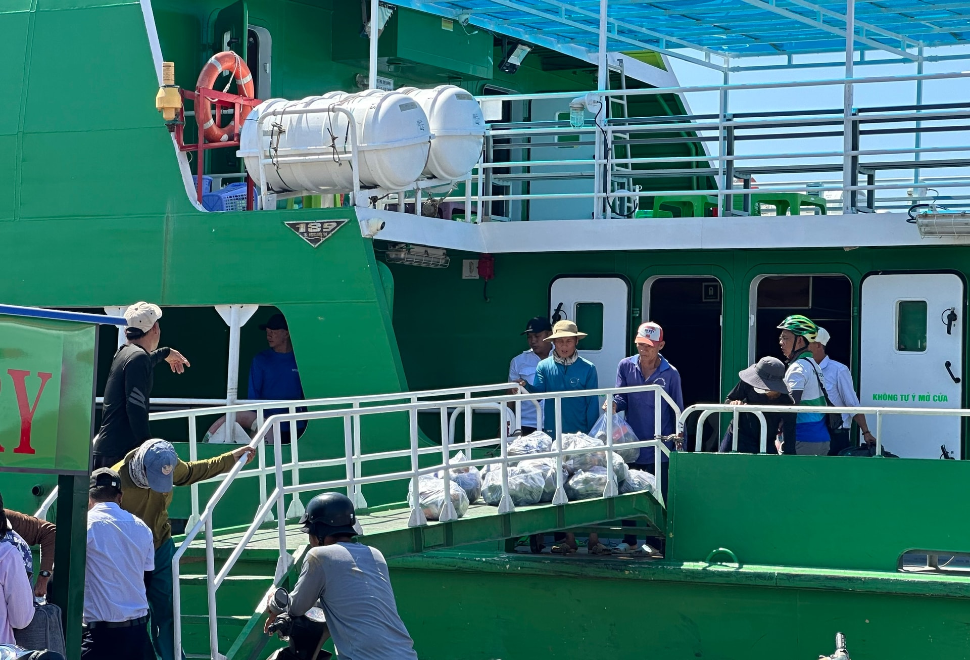 Lâm Đồng: Khách du lịch “mê” hải sản Phú Quý