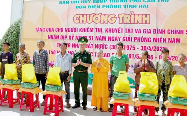 Cần Thơ: Trao 200 phần quà tặng người khuyết tật, gia đình chính sách khu vực ven biển