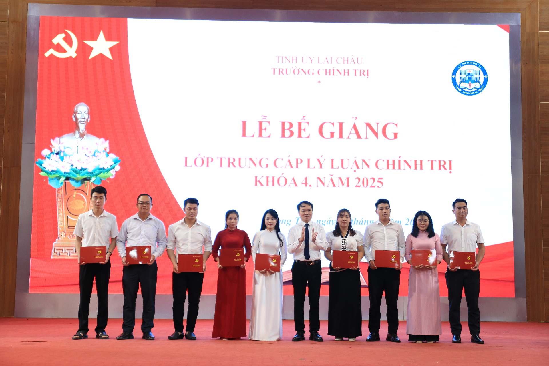 Lai Châu: Bế giảng Lớp Trung cấp lý luận chính trị khóa 4 năm 2025