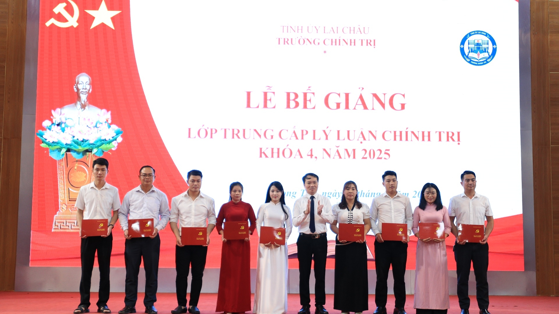 Lai Châu: Bế giảng Lớp Trung cấp lý luận chính trị khóa 4 năm 2025