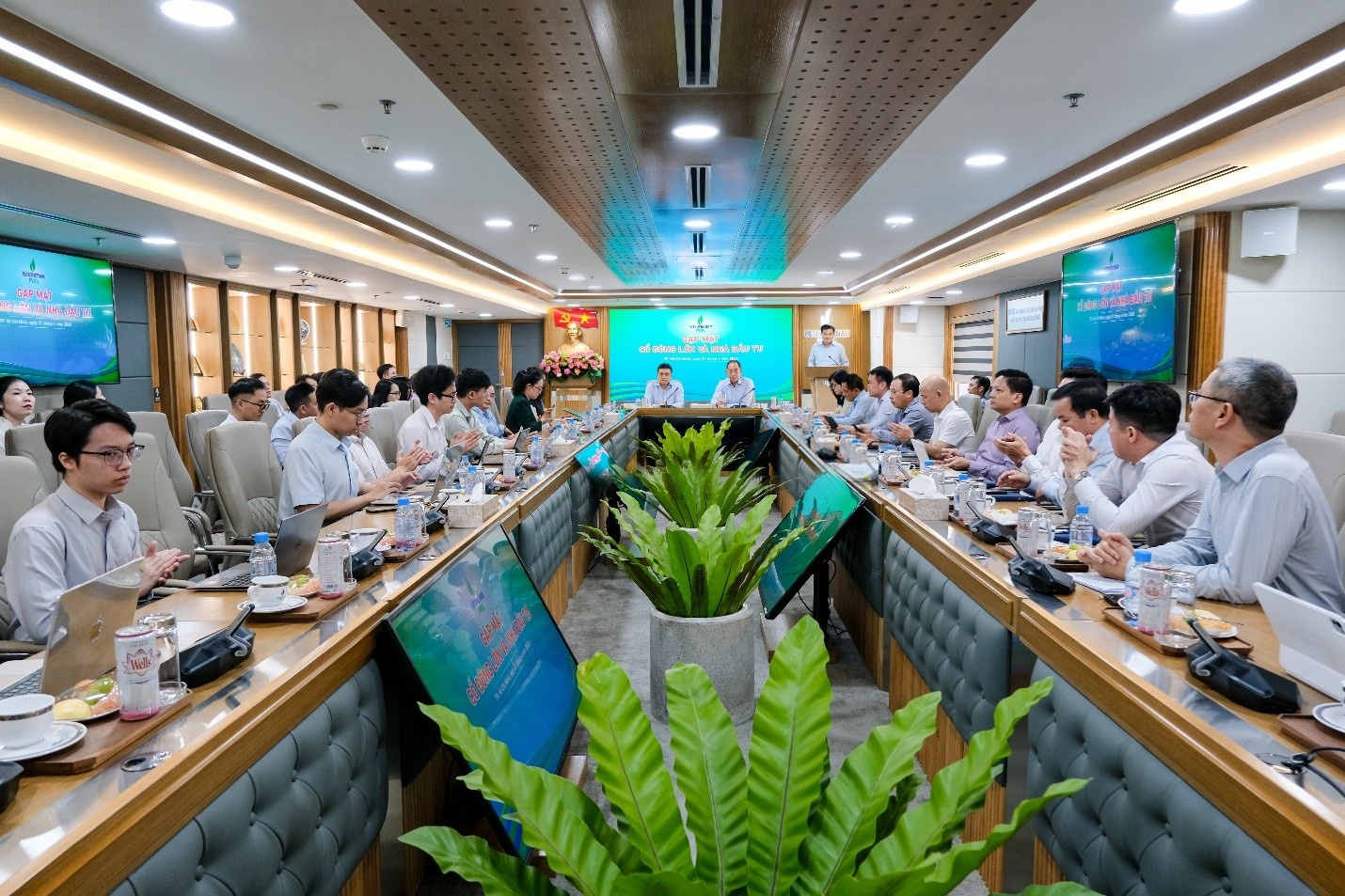 PVOIL gặp mặt các cổ đông lớn, quỹ đầu tư và công ty chứng khoán trước thềm Đại hội đồng cổ đông