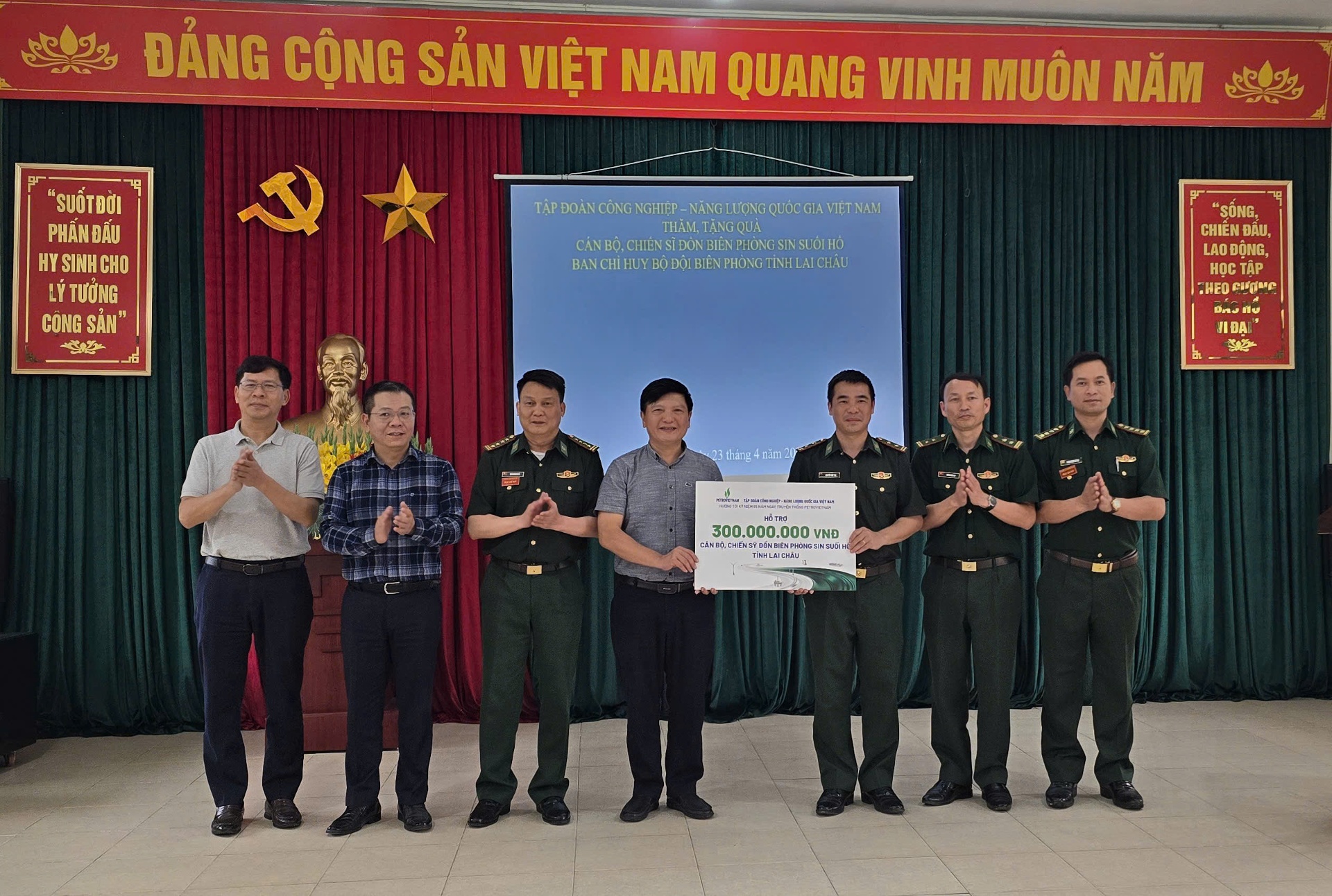 Lai Châu: Đoàn công tác của Petrovietnam thăm, tặng quà cán bộ, chiến sĩ Đồn Biên phòng Sin Suối Hồ