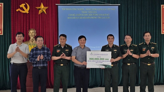 Lai Châu: Đoàn công tác của Petrovietnam thăm, tặng quà cán bộ, chiến sĩ Đồn Biên phòng Sin Suối Hồ