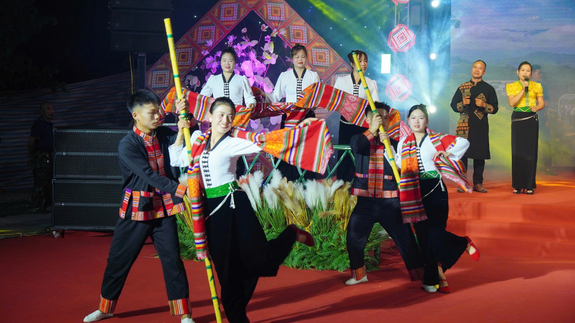 Lai Châu: Hấp dẫn phần thi trình diễn trang phục truyền thống và múa xòe