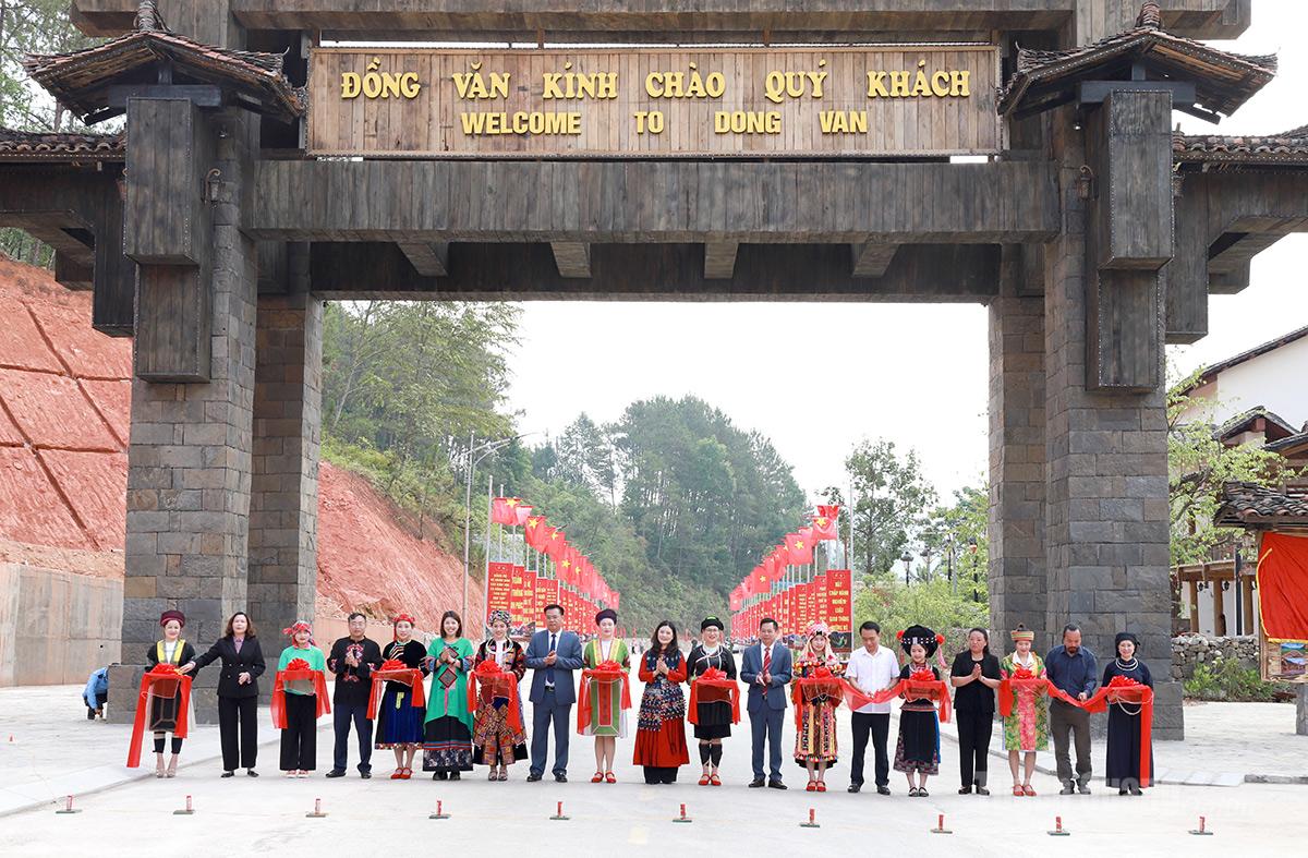 Tuyên Quang: Khánh thành cổng chào xã Đồng Văn