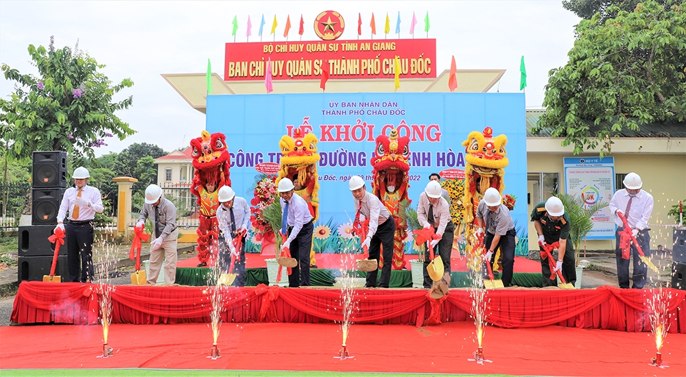 An Giang: UBND TP. Châu Đốc khởi công công trình đường đê kênh Hòa Bình