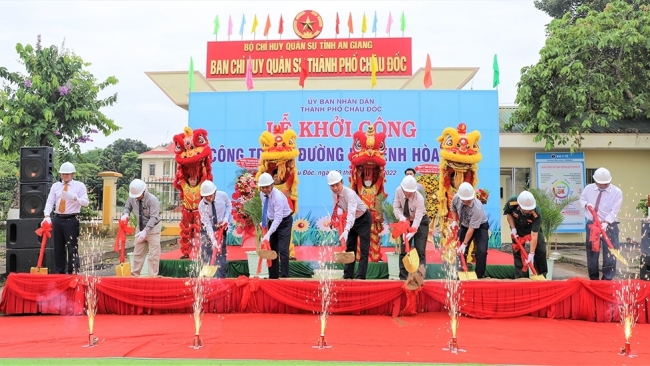 An Giang: UBND TP. Châu Đốc khởi công công trình đường đê kênh Hòa Bình