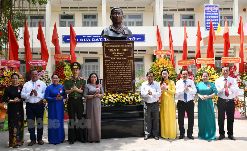 Cắt băng khánh thành tượng chân dung Anh hùng Lực lượng vũ trang nhân dân Trần Thị Tiết.
