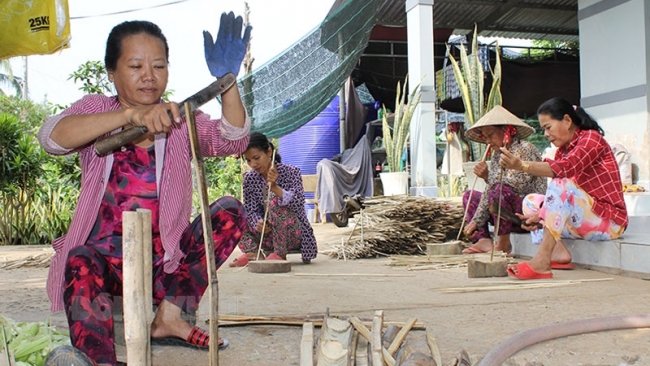 Bến Tre: Nghề vót ghim tre tạo thu nhập cho phụ nữ nông thôn