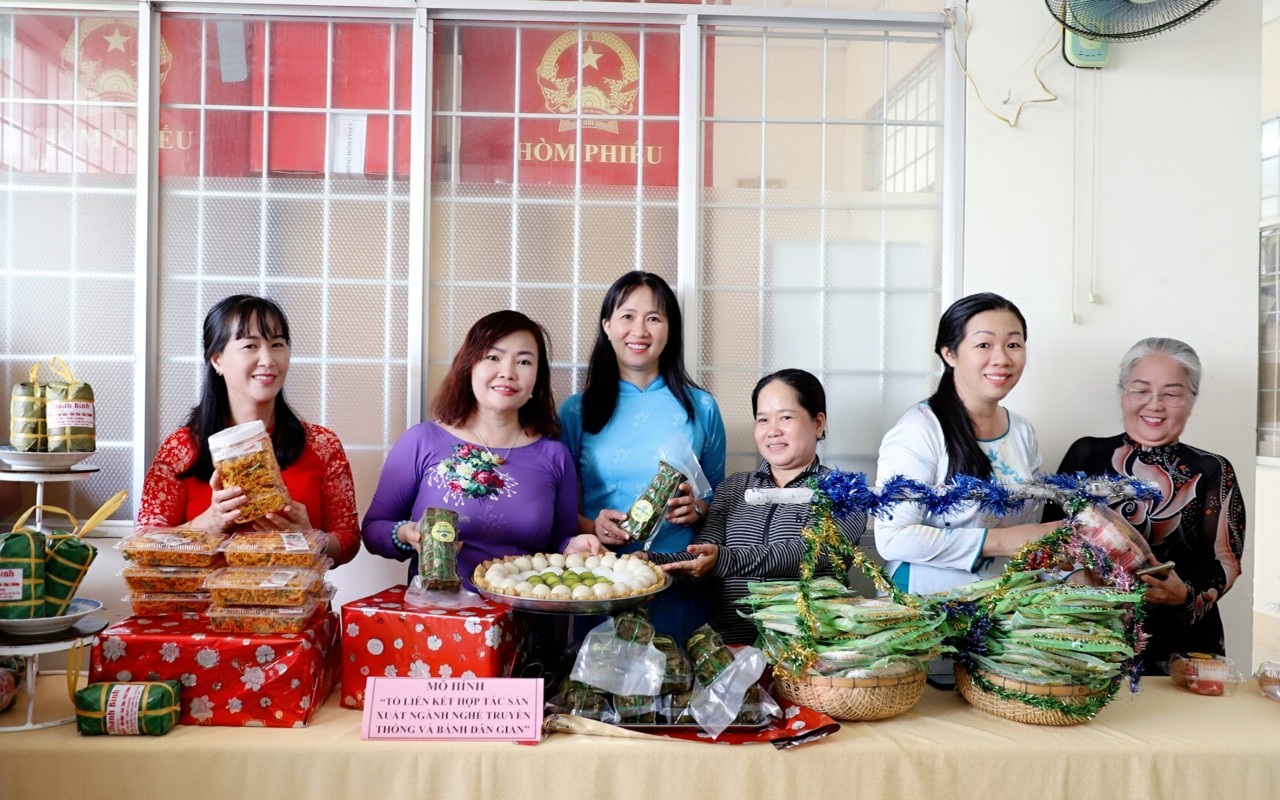 Mô hình 'Dân vận khéo' Tổ liên kết hợp tác sản xuất ngành nghề truyền thống và bánh dân gian do Hội LHPN phường An Thới vận động ra mắt tháng 3-2023, giải quyết việc làm, tăng thu nhập cho nhiều chị em. Ảnh: Hội LHPN quận Bình Thủy cung cấp.