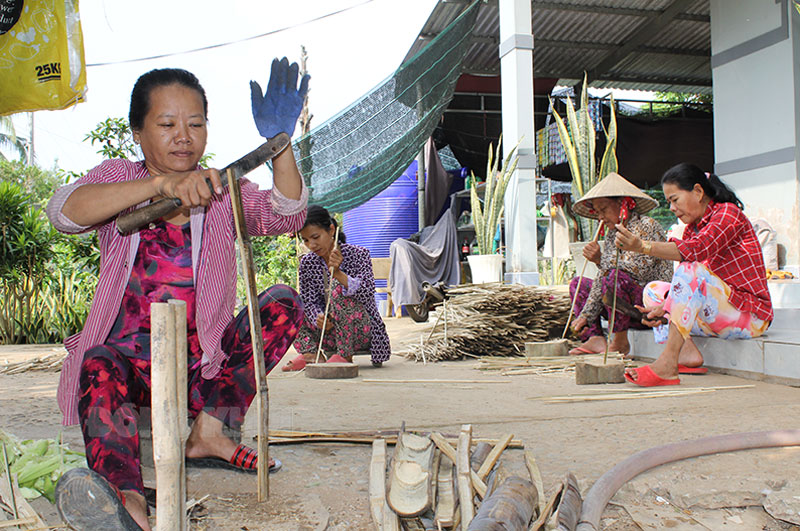 Tổ vót ghim tre ấp Phú Long do bà Nguyễn Thị Nhanh làm tổ trưởng thực hiện công đoạn chẻ tre để vót ghim.