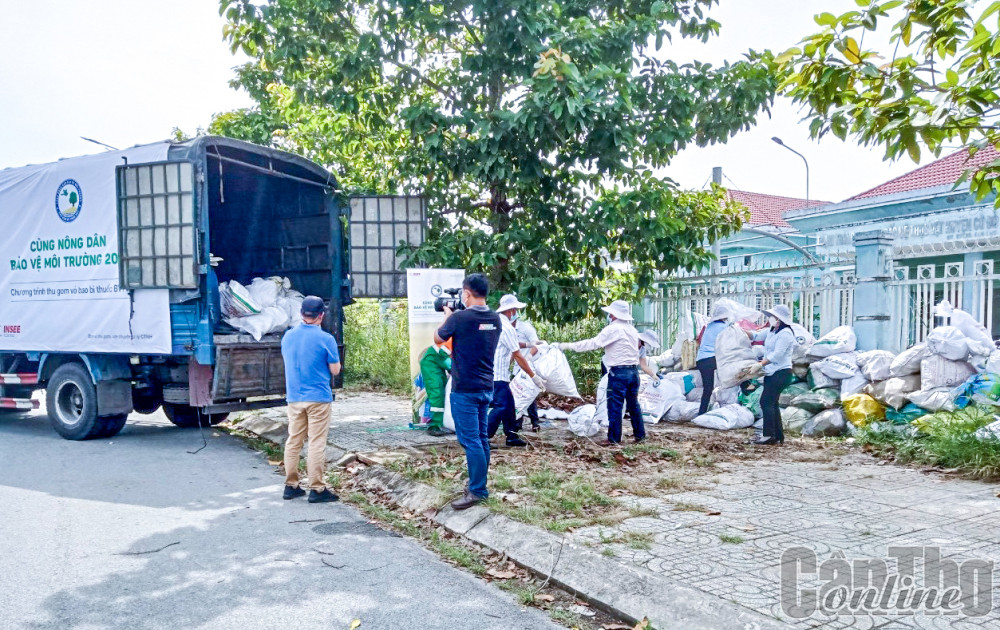 Bao bì thuốc bảo vệ thực vật bằng nhựa được ngành Nông nghiệp TP Cần Thơ thu gom, vận chuyển đến nơi xử lý.