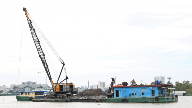 An Giang: Gánh nặng cát sông