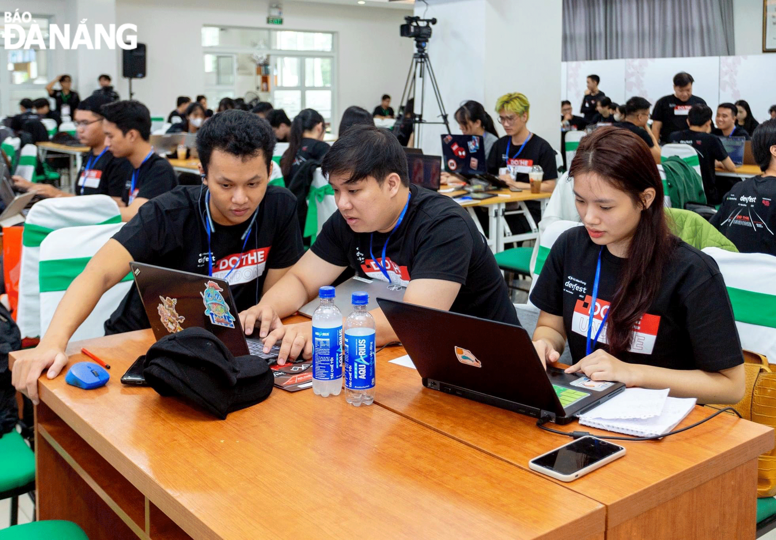 Các lập trình viên tham gia cuộc thi AI Hackathon do Vườn ươm doanh nghiệp Đà Nẵng phối hợp với Google Developer Group MienTrung và Sở Khoa học và Công nghệ tổ chức cuối năm 2023. Ảnh: M.Q