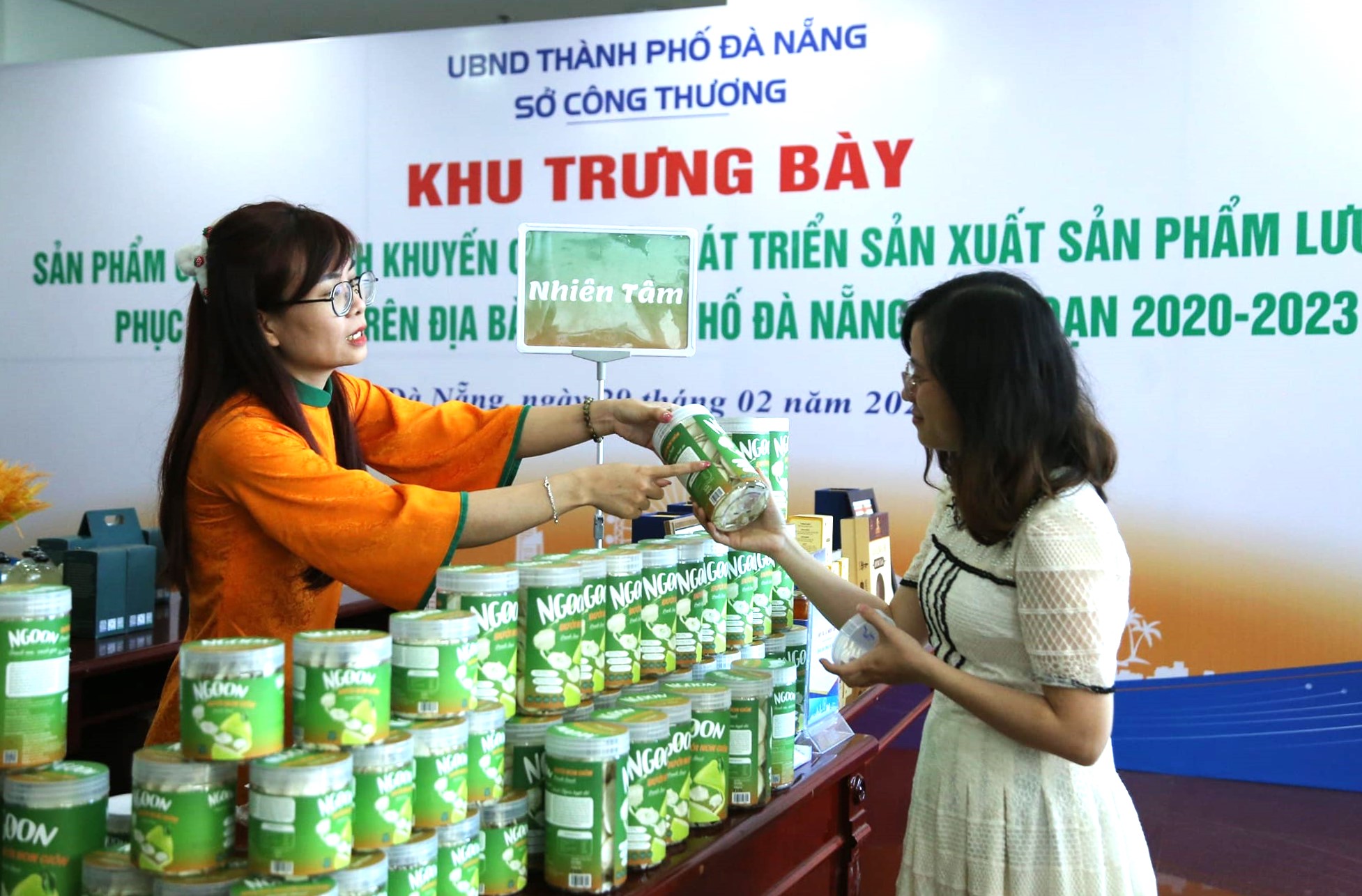 Chị Nguyễn Thị Thanh Tâm (bên trái) giới thiệu sản phẩm bưởi non giòn Ngoon đến khách hàng. Ảnh:NVCC