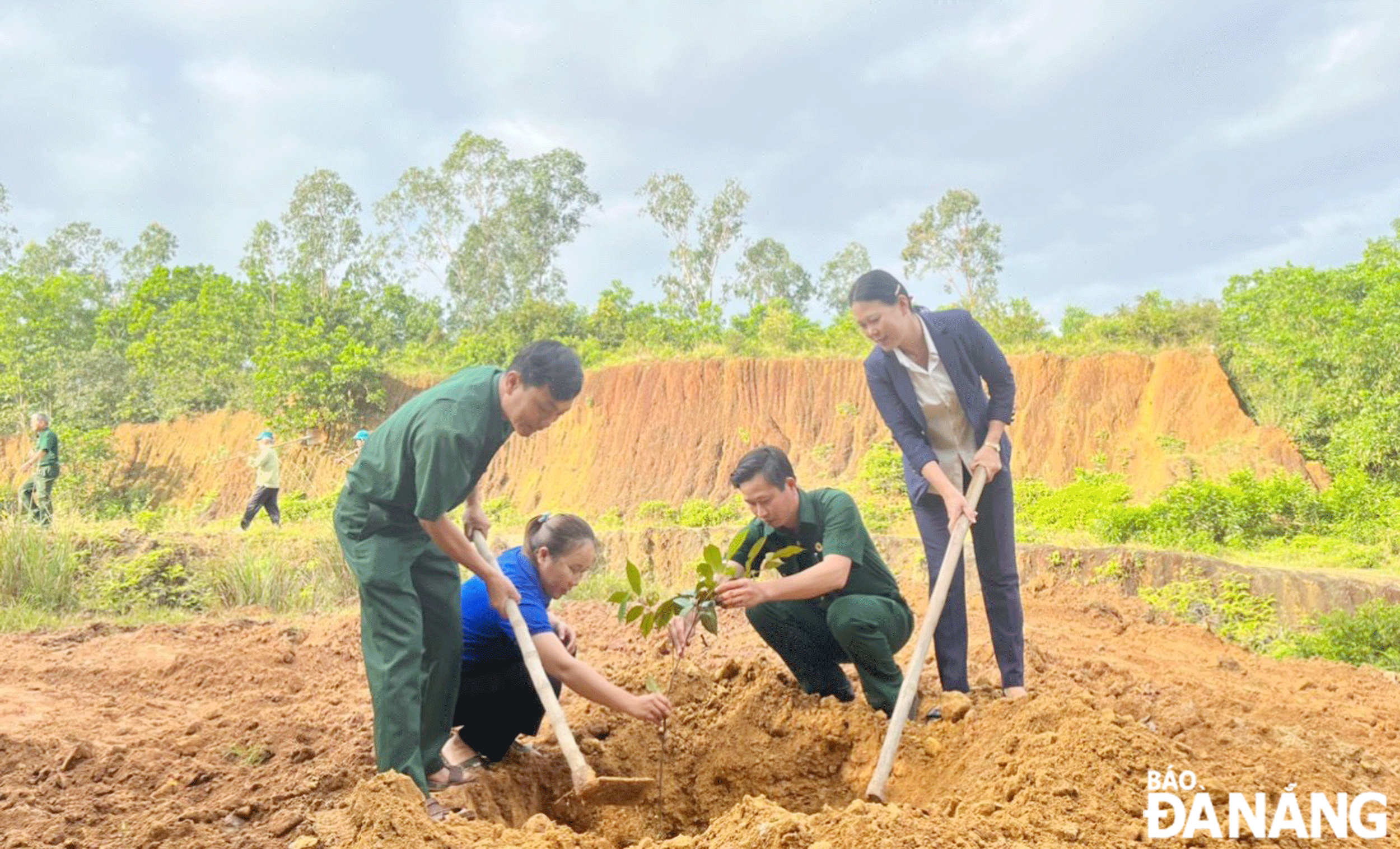 Đoàn thanh niên, Hội Cựu chiến binh xã Hòa Nhơn ra quân trồng cây phủ xanh đồi trọc, thực hiện đề án “Trồng một tỷ cây xanh giai đoạn 2021-2025”   của Chính phủ tại thôn Hòa Khương Đông (xã Hòa Nhơn). Ảnh: HOÀNG HIỆP