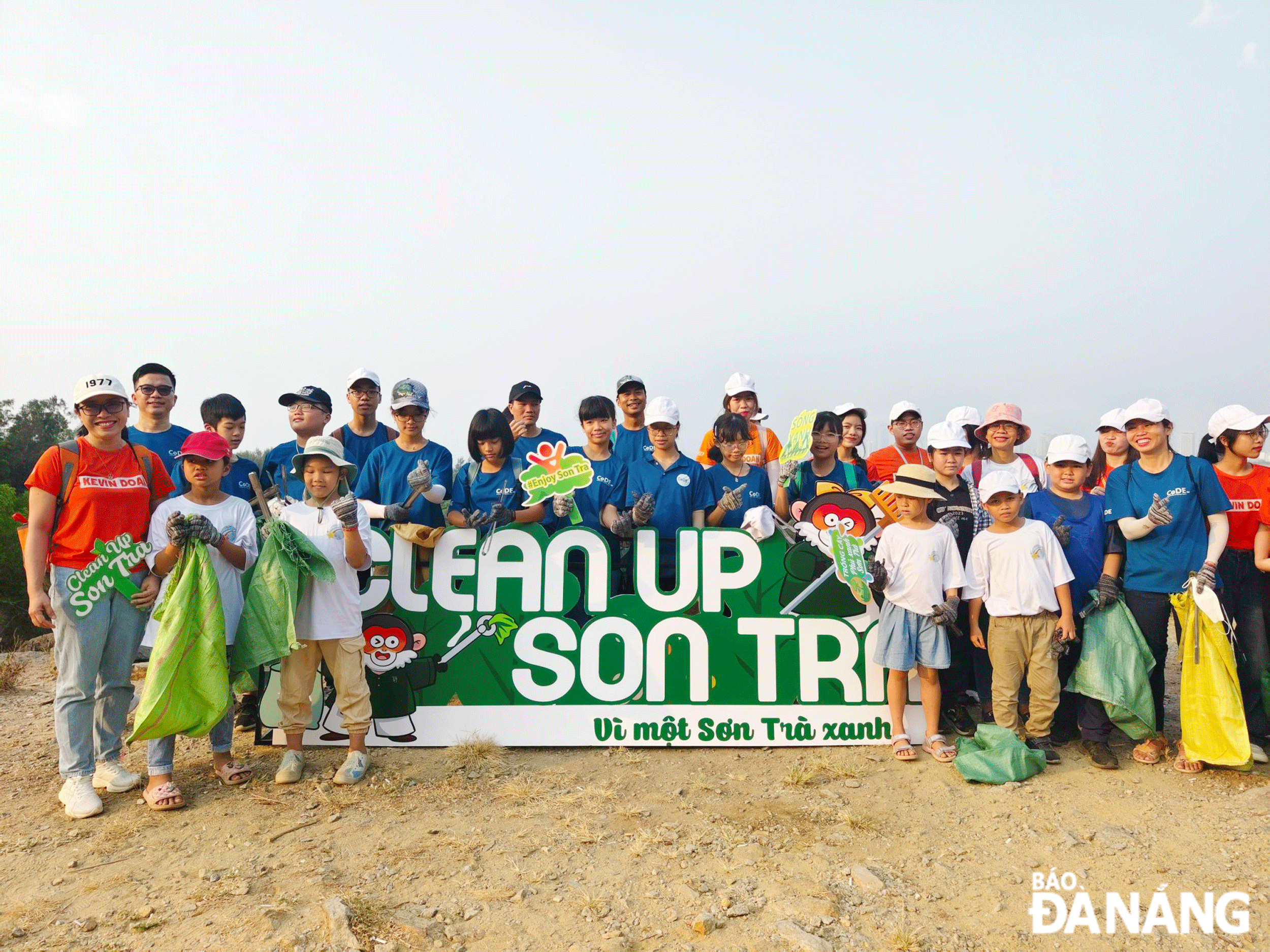 Các tình nguyện viên tham gia chương trình “Clean up Sơn Trà - Vì một Sơn Trà xanh” trong tháng 4-2024. Ảnh: M.Q