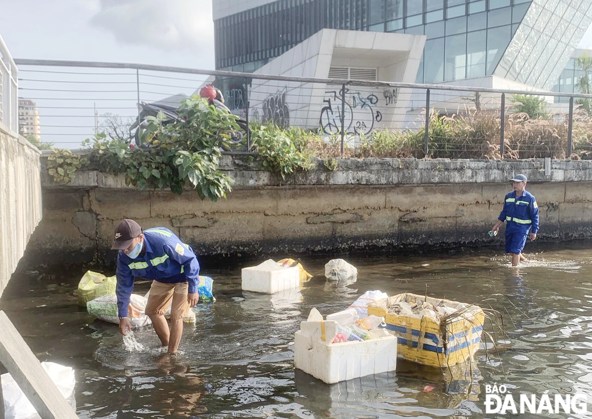 Công tác duy trì vệ sinh trên sông Hàn được Xí nghiệp Môi trường sông biển thực hiện thường xuyên, bảo đảm cảnh quan sạch đẹp. Ảnh: VIỆT ÂN
