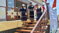 Lâm Đồng: Lạc Dương bàn giao Nhà bảo tồn nghề truyền thống và Du lịch cộng đồng xã Đưng K’Nớ