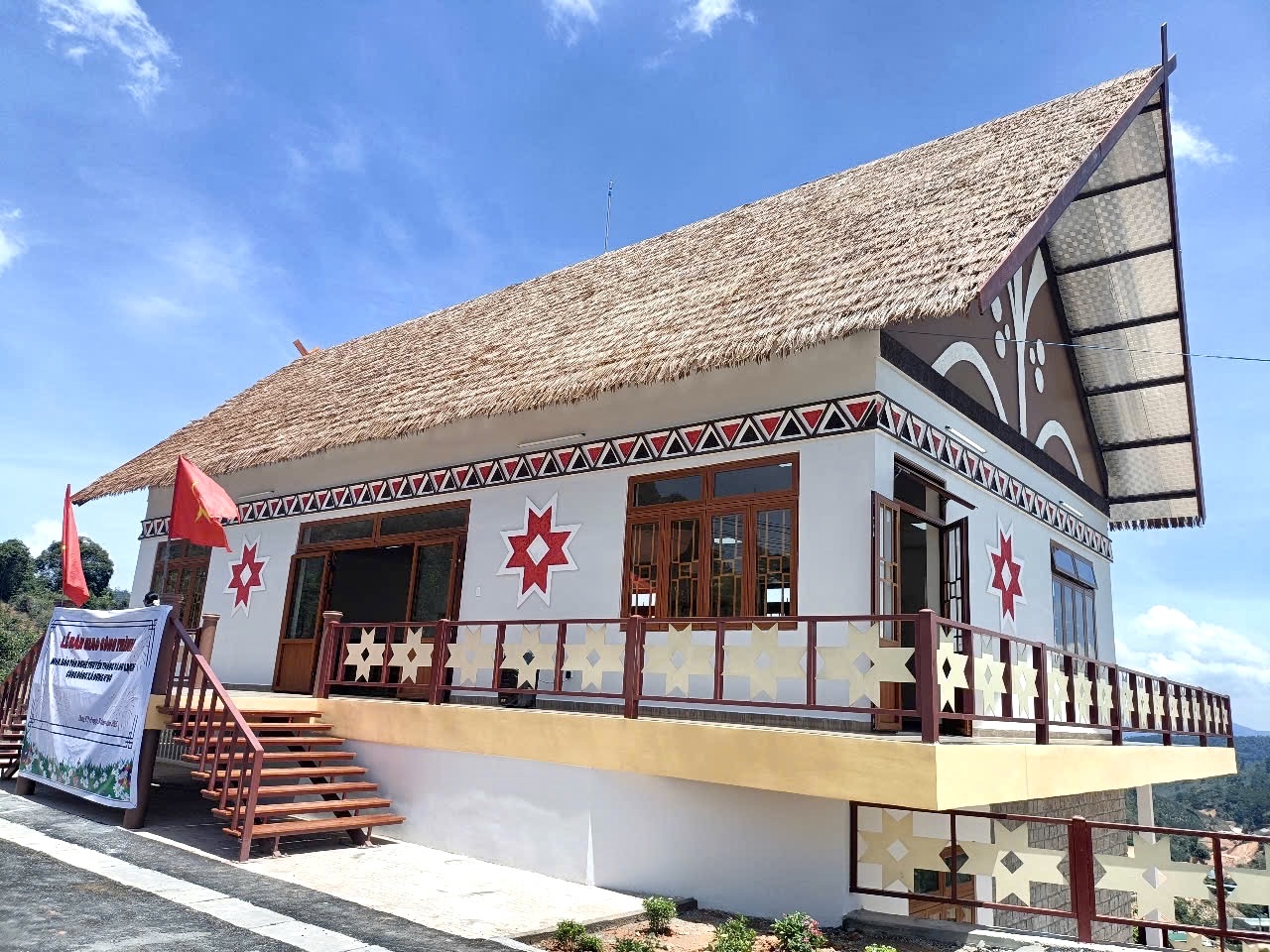 Lâm Đồng: Lạc Dương bàn giao Nhà bảo tồn nghề truyền thống và Du lịch cộng đồng xã Đưng K’Nớ Lâm Đồng: Lạc Dương bàn giao Nhà bảo tồn nghề truyền thống và Du lịch cộng đồng xã Đưng K’Nớ