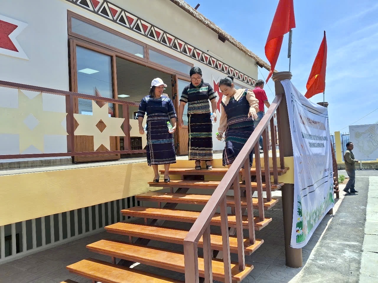 Lâm Đồng: Lạc Dương bàn giao Nhà bảo tồn nghề truyền thống và Du lịch cộng đồng xã Đưng K’Nớ Lâm Đồng: Lạc Dương bàn giao Nhà bảo tồn nghề truyền thống và Du lịch cộng đồng xã Đưng K’Nớ