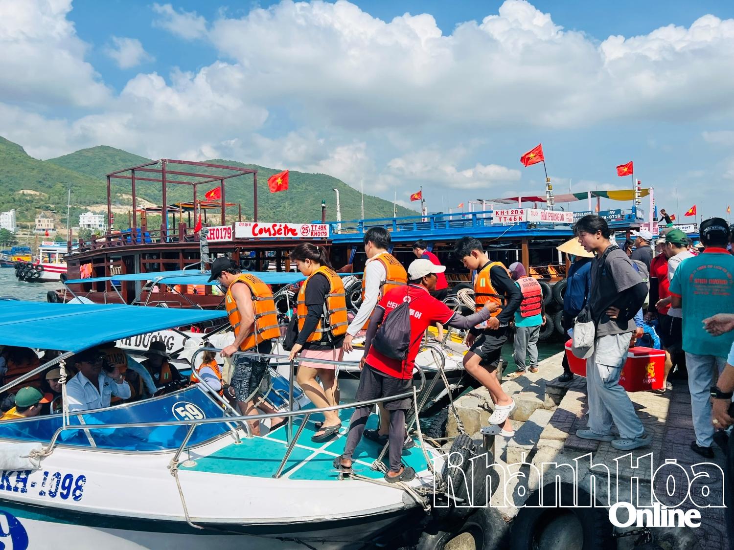 Khánh Hoà: Khách đổ về Nha Trang đi tour biển đảo
