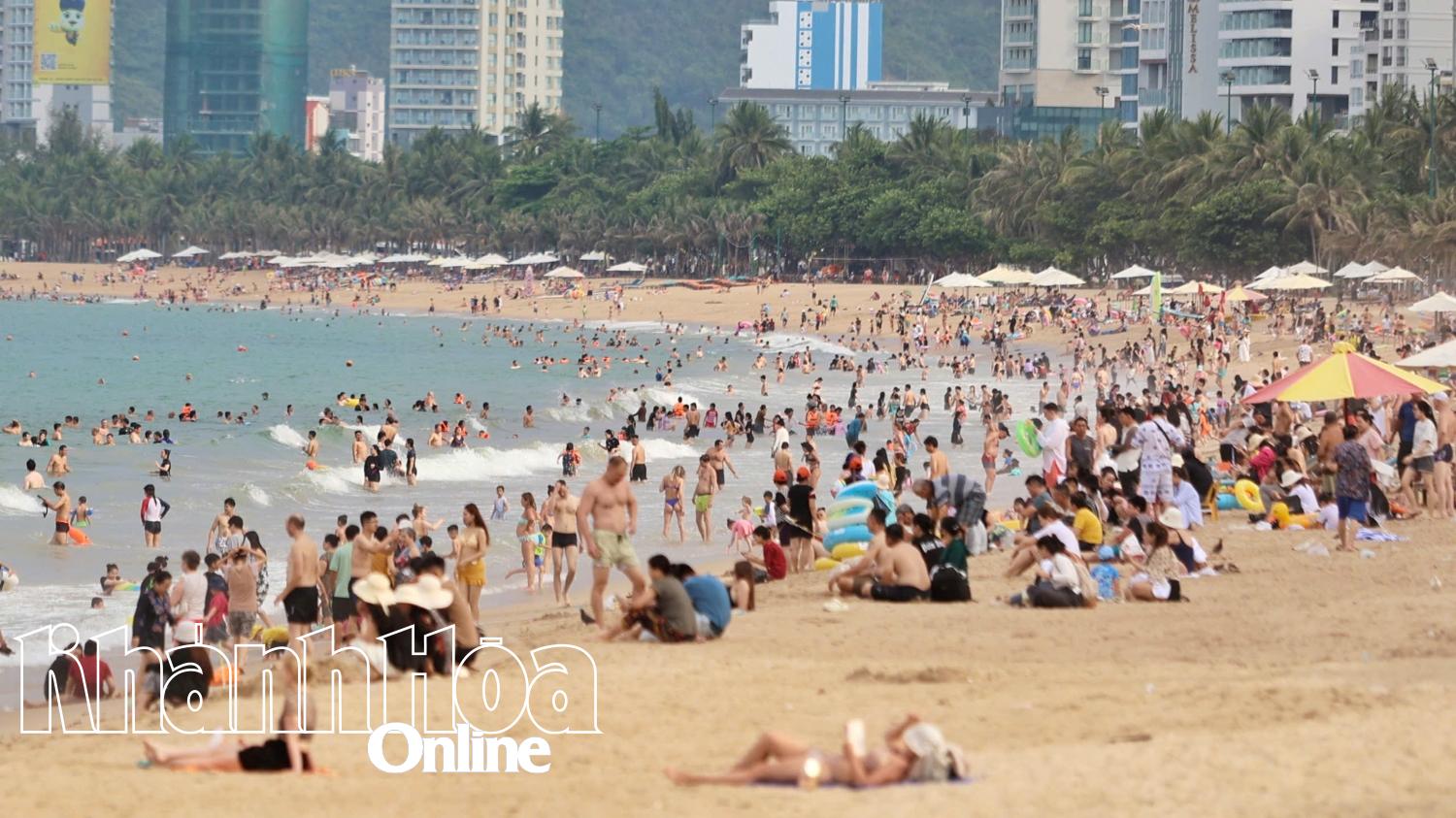 Khánh Hoà: Khách đổ về Nha Trang đi tour biển đảo
