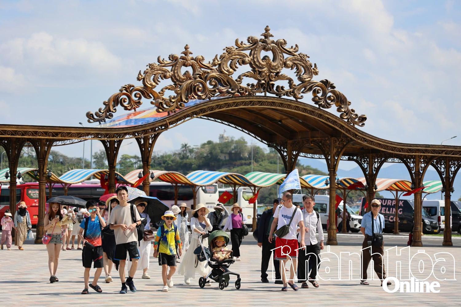 Khánh Hoà: Khách đổ về Nha Trang đi tour biển đảo