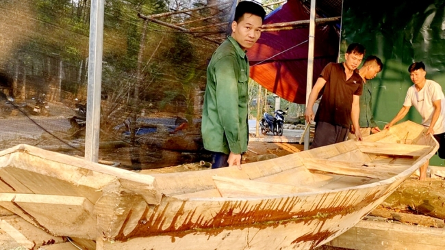 Hà Giang: Người Tày thôn Tân Tiến giữ kỹ thuật đóng thuyền gỗ truyền thống