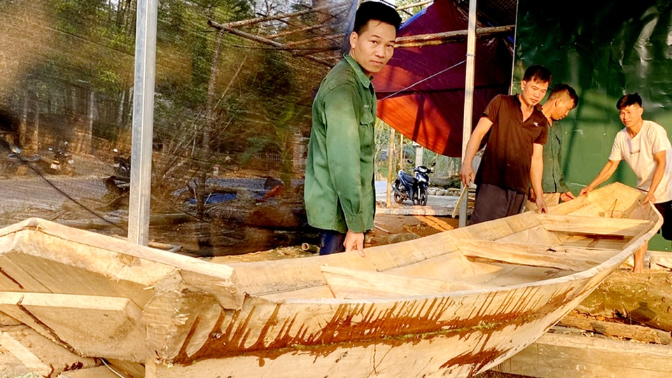 Hà Giang: Người Tày thôn Tân Tiến giữ kỹ thuật đóng thuyền gỗ truyền thống