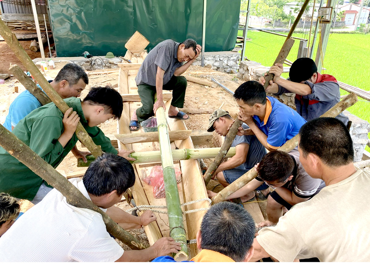 Người Tày thôn Tân Tiến giữ kỹ thuật đóng thuyền gỗ truyền thống