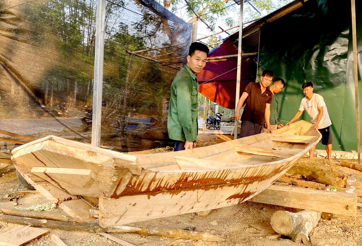 Người Tày thôn Tân Tiến giữ kỹ thuật đóng thuyền gỗ truyền thống
