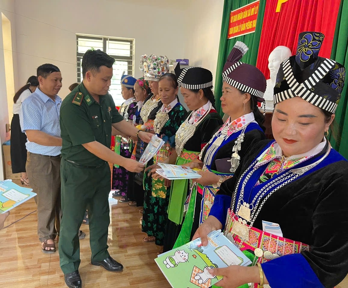 Mở lớp xóa mù chữ cho phụ nữ Mông khu vực biên giới