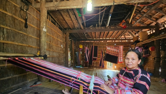 Niềm vui bên khung dệt