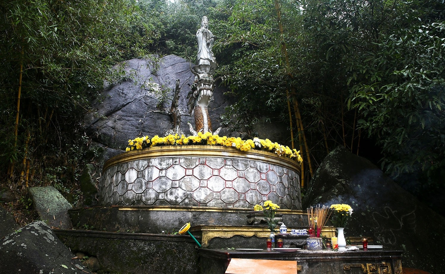 Hương Tích tự trên đỉnh non Hồng
