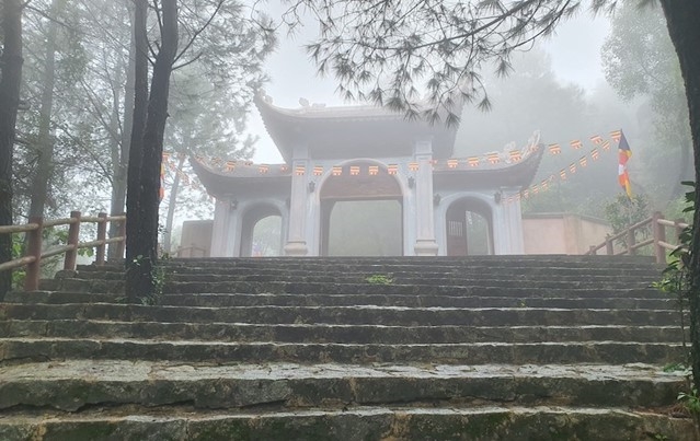 Hương Tích tự trên đỉnh non Hồng