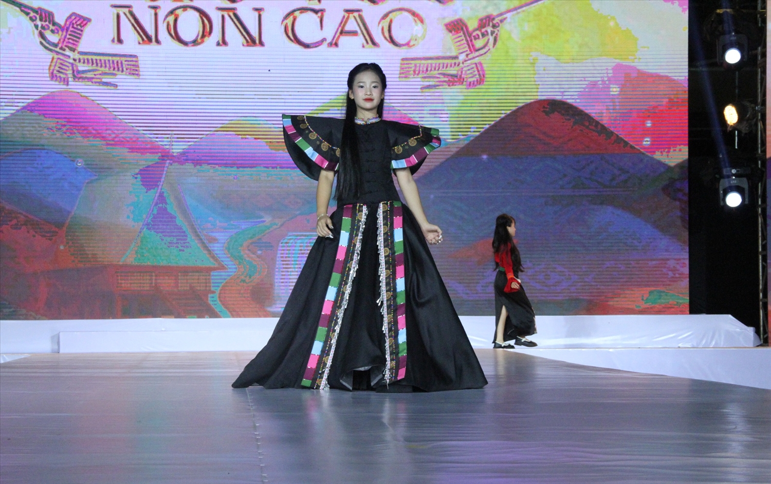 Thổ cẩm kể chuyện “Sắc vóc non cao”
