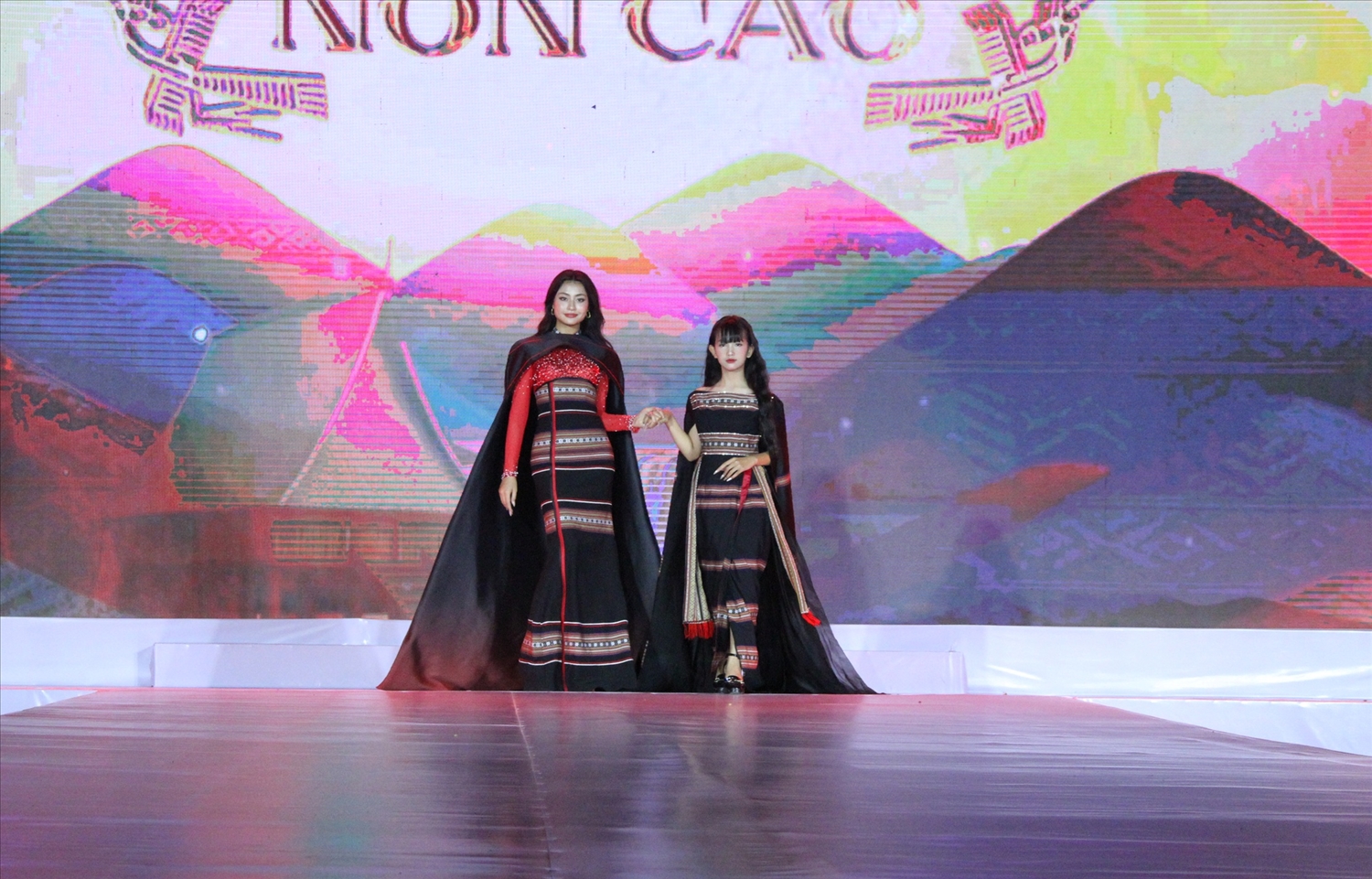 Thổ cẩm kể chuyện “Sắc vóc non cao”
