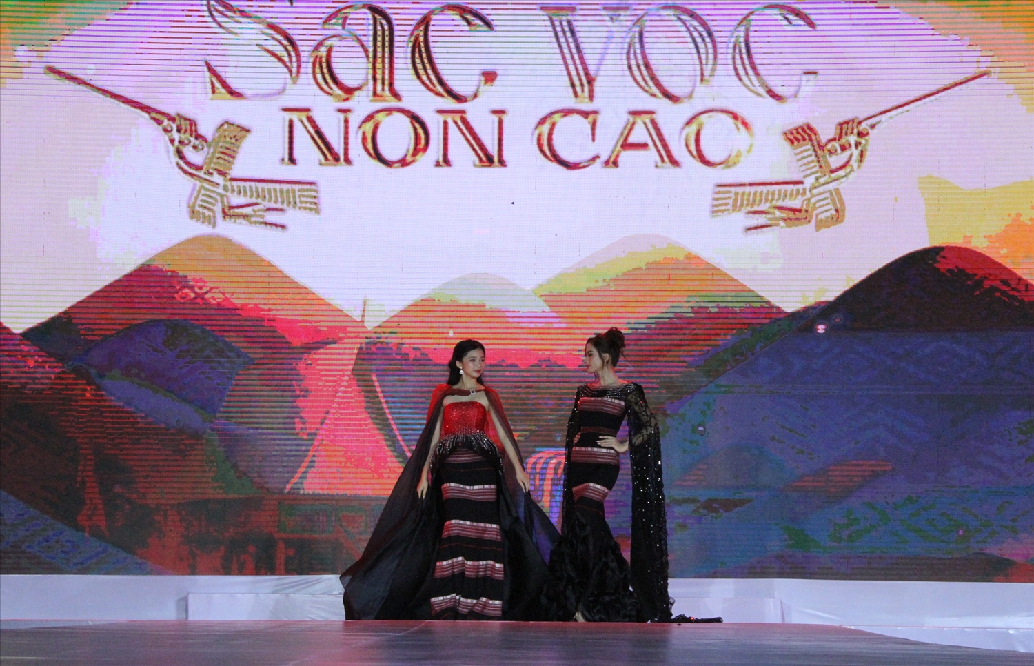 Thổ cẩm kể chuyện “Sắc vóc non cao”